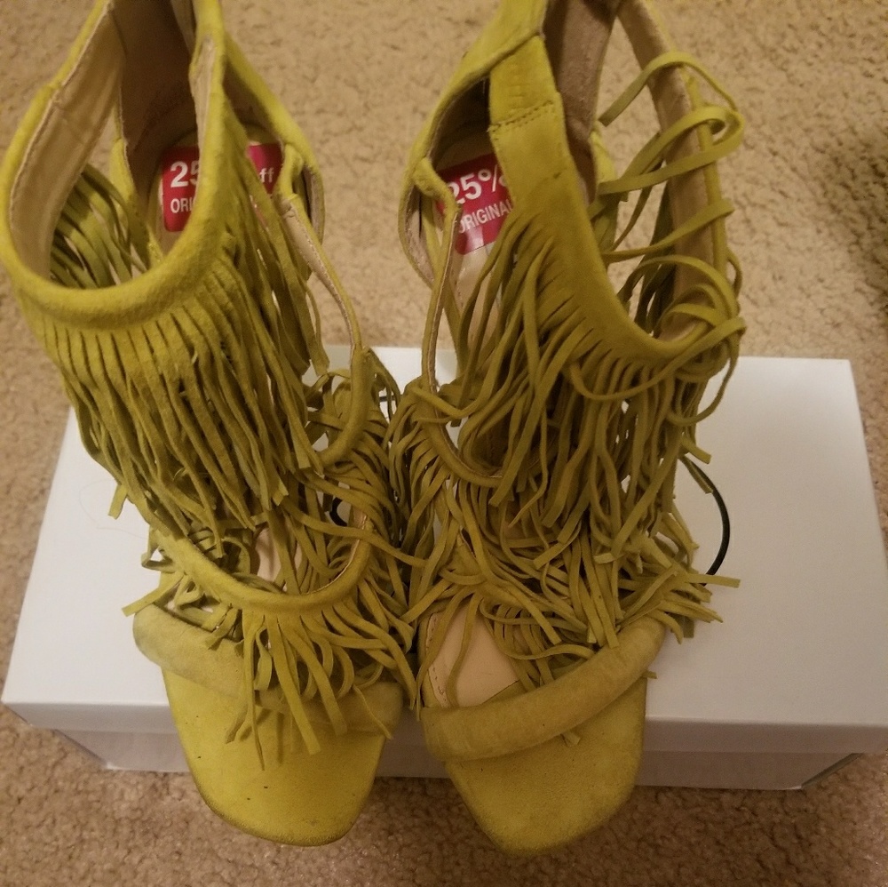 Yellow Fringly Steve Madden Sandal sz 6